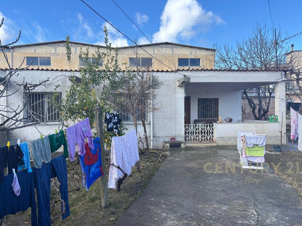 TRUALL + DY NDËRTESA NË SHKOZET, PRANË RRUGËS KRYESORE!