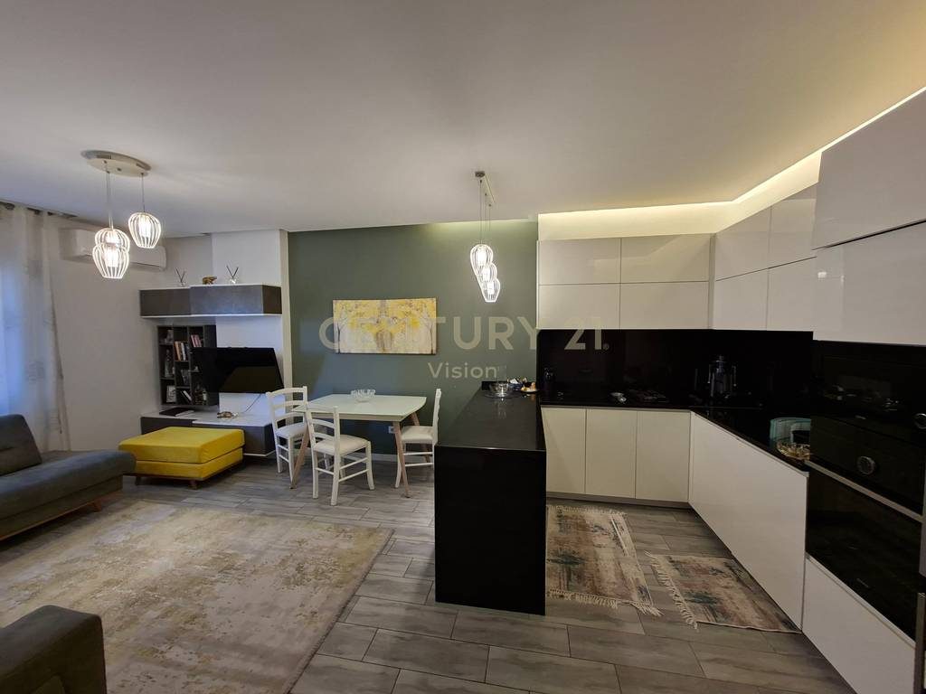 Apartament 2+1+2  per shitje prane Restorant Tradita Shkoder