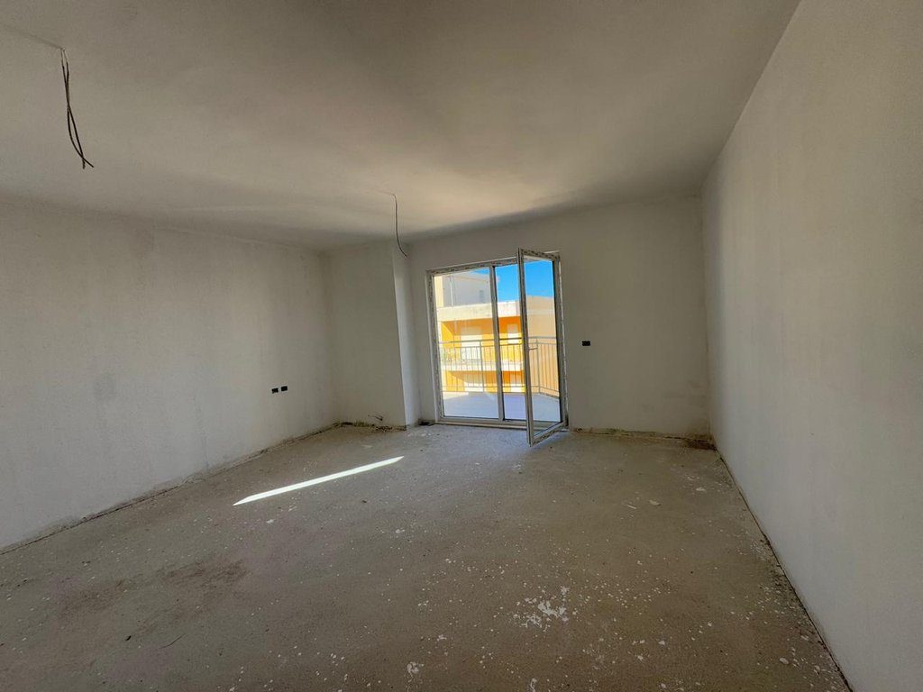 APARTAMENT 2+1 NE SHITJE,UJI I FTOHTE !