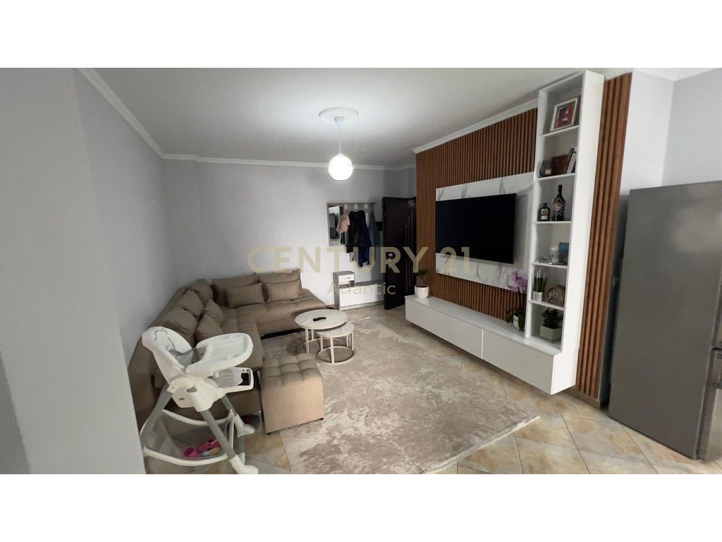 Shitet Apartament 2+1+2T me Dy Ballkone me pamje deti në Plazh, Durrës.