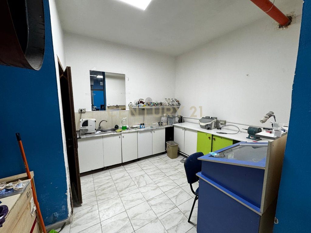 Ulet cmimi!!!!  Ambient Komercial për Shitje në Laprakë, Tiranë