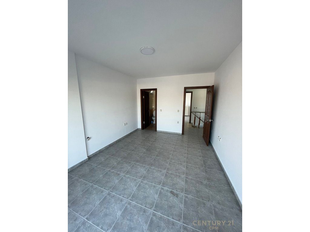 Japim Duplex Me Siperfaqe 168 m2 Per Zyra Qira Ne Zonen E Laprakes