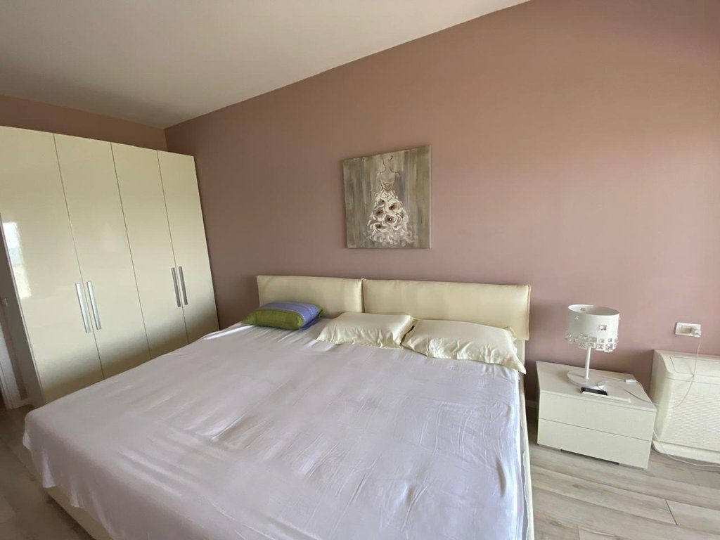 SHITET APARTAMENT 1+1 ME PAMJE NGA DETI ,NE LUNGOMARE!