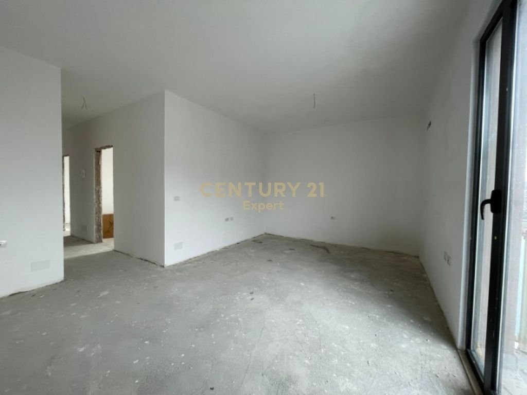 Shesim apartament 3+1+2 te Rruga 29 Nentori prane CASA ITALIA!