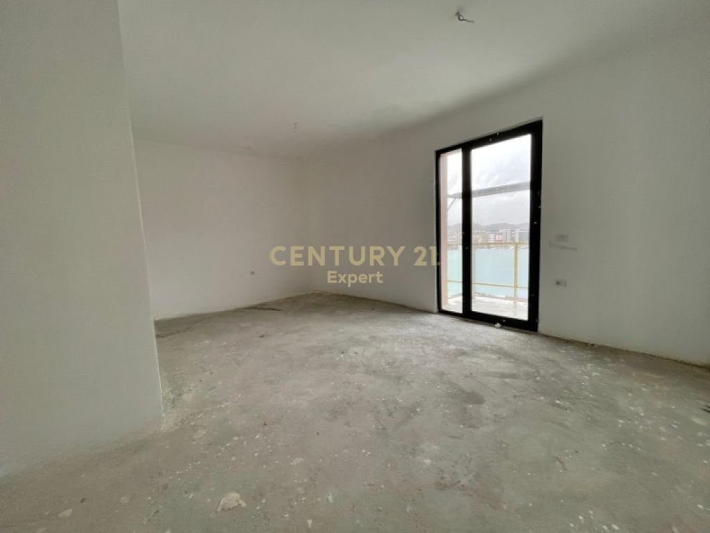 Shesim apartament 3+1+2 te Rruga 29 Nentori prane CASA ITALIA!