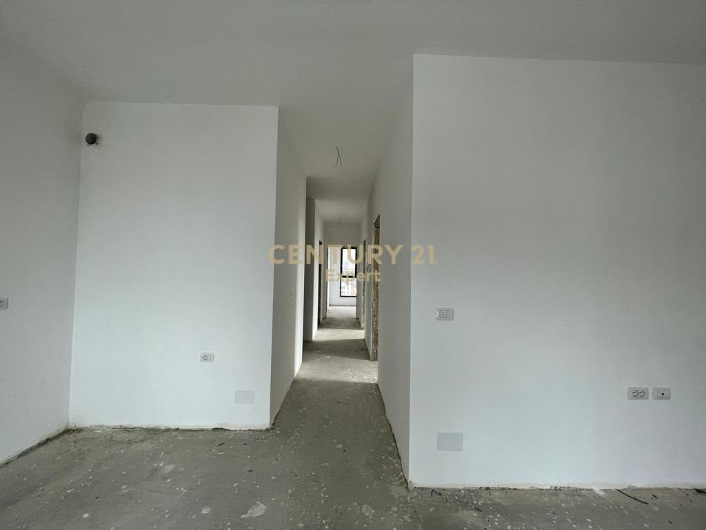 Shesim apartament 3+1+2 te Rruga 29 Nentori prane CASA ITALIA!