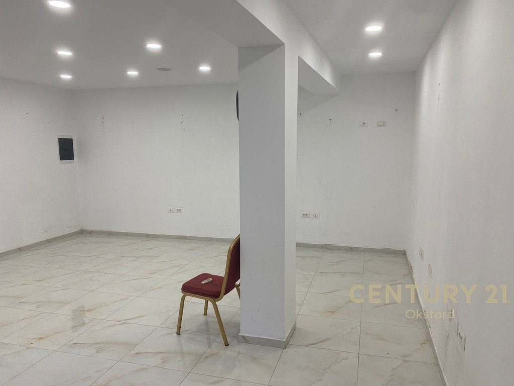 Ambient Komercial  Për Shitje në Vasil Shanto!