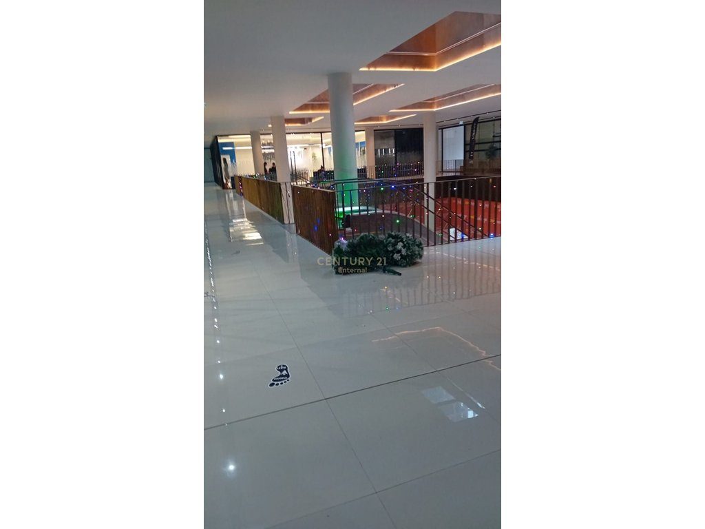Garden Buiding - Jepet dyqan tek Rruga e Kavajes  me qera kati 1 80m2