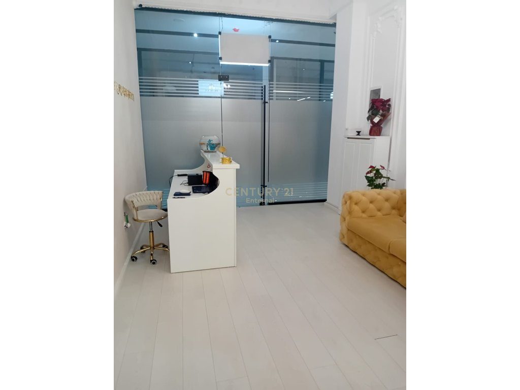 Garden Buiding - Jepet dyqan tek Rruga e Kavajes  me qera kati 1 80m2