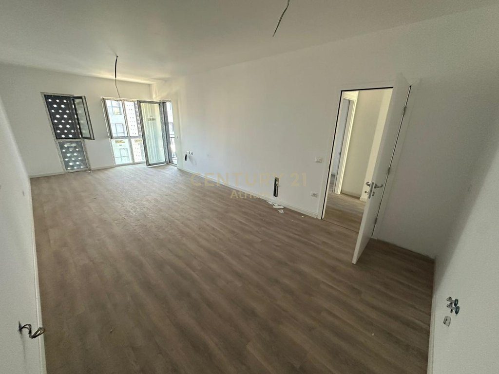 SHITET APARTAMENT  1 + 1 TEK EMERALD CENTER RRUGA 5 MAJI !