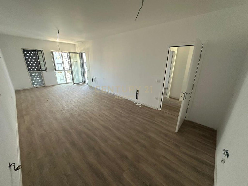 SHITET APARTAMENT  1 + 1 TEK EMERALD CENTER RRUGA 5 MAJI !