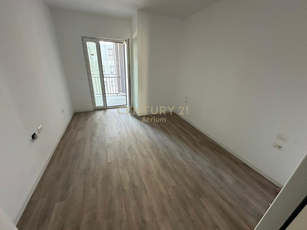 SHITET APARTAMENT  1 + 1 TEK EMERALD CENTER RRUGA 5 MAJI !
