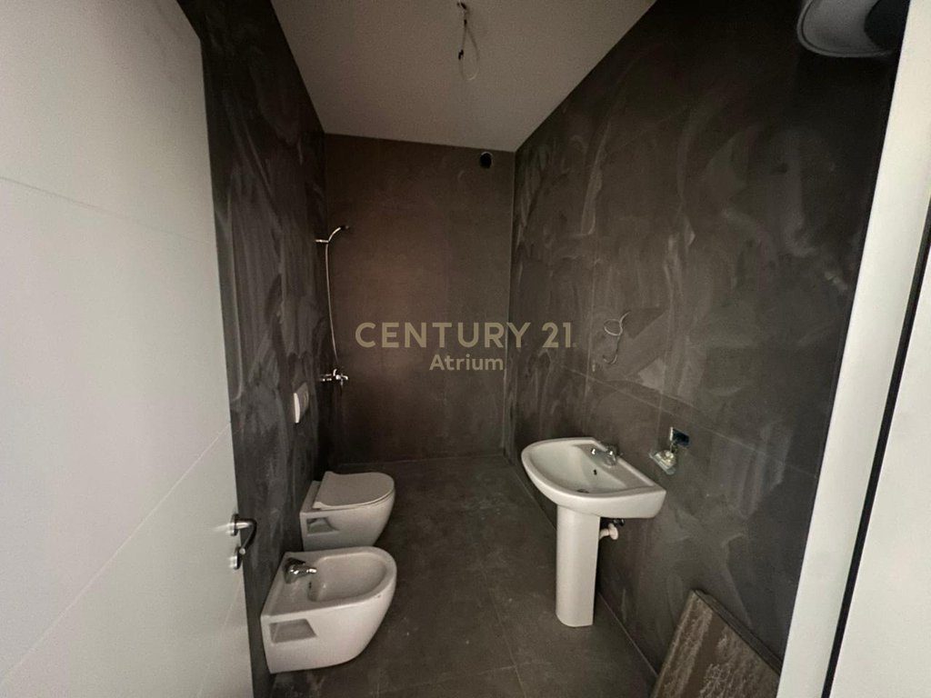 SHITET APARTAMENT  1 + 1 TEK EMERALD CENTER RRUGA 5 MAJI !