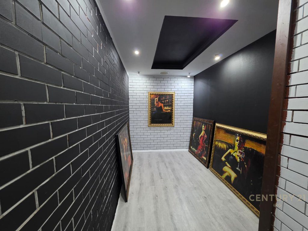 Ofrohet ambient komercial pranë Shkollës së Baletit, në Njësinë Bashkiake Nr. 2, me sipërfaqe totale 190 m² - Century 21...