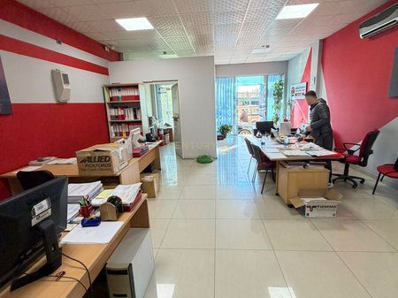 Kompleksi Aura - Jepet me qera zyre 1+1 Rruga Dritan Hoxha