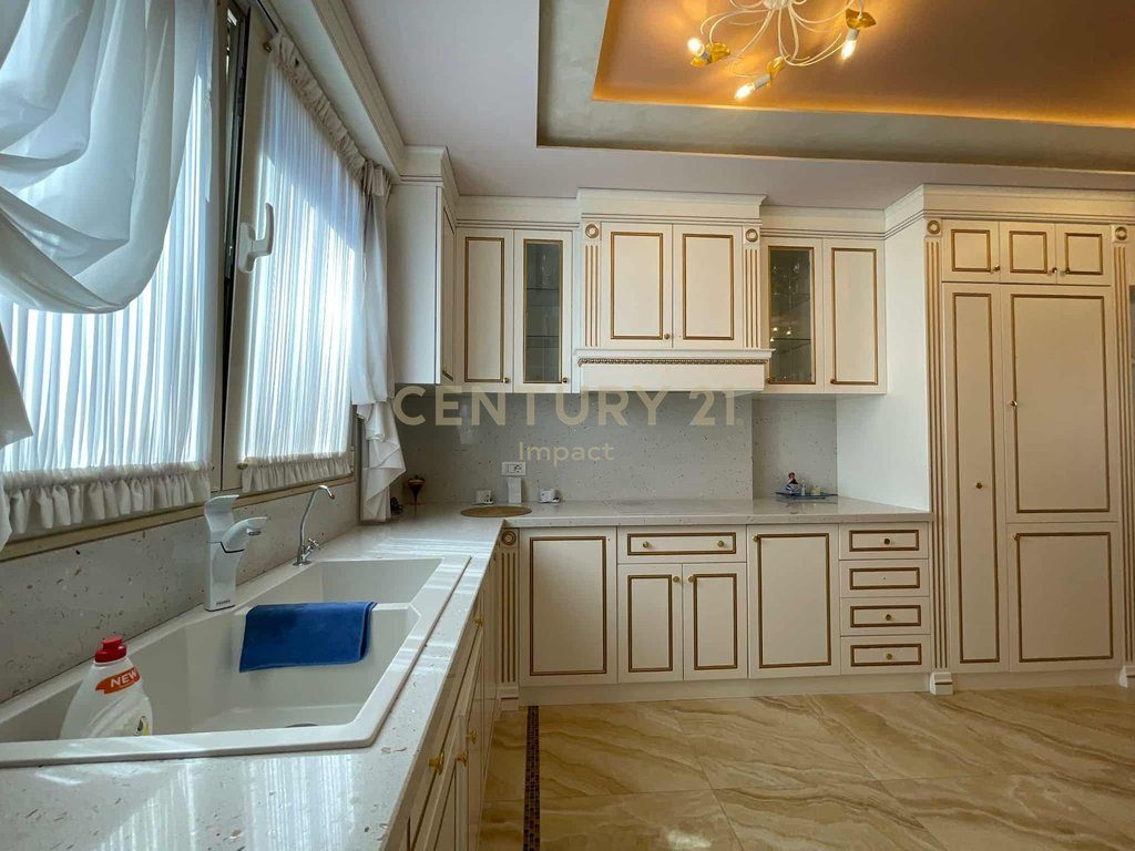SHITET PENTHOUSE MODERN 4+1+2 ME POST PARKIMI TEK LIQENI I THATE, RRUGA PETI !