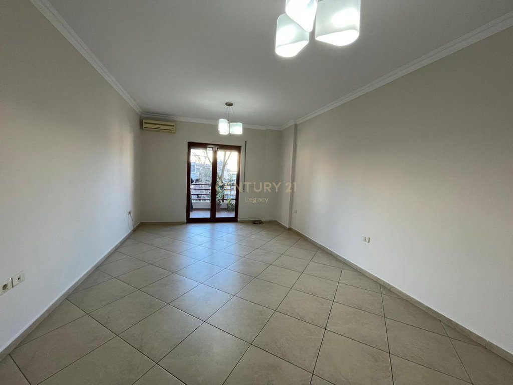 Jepet apartament Zyre 2+1+2 me qira tek Rr e Kavajes