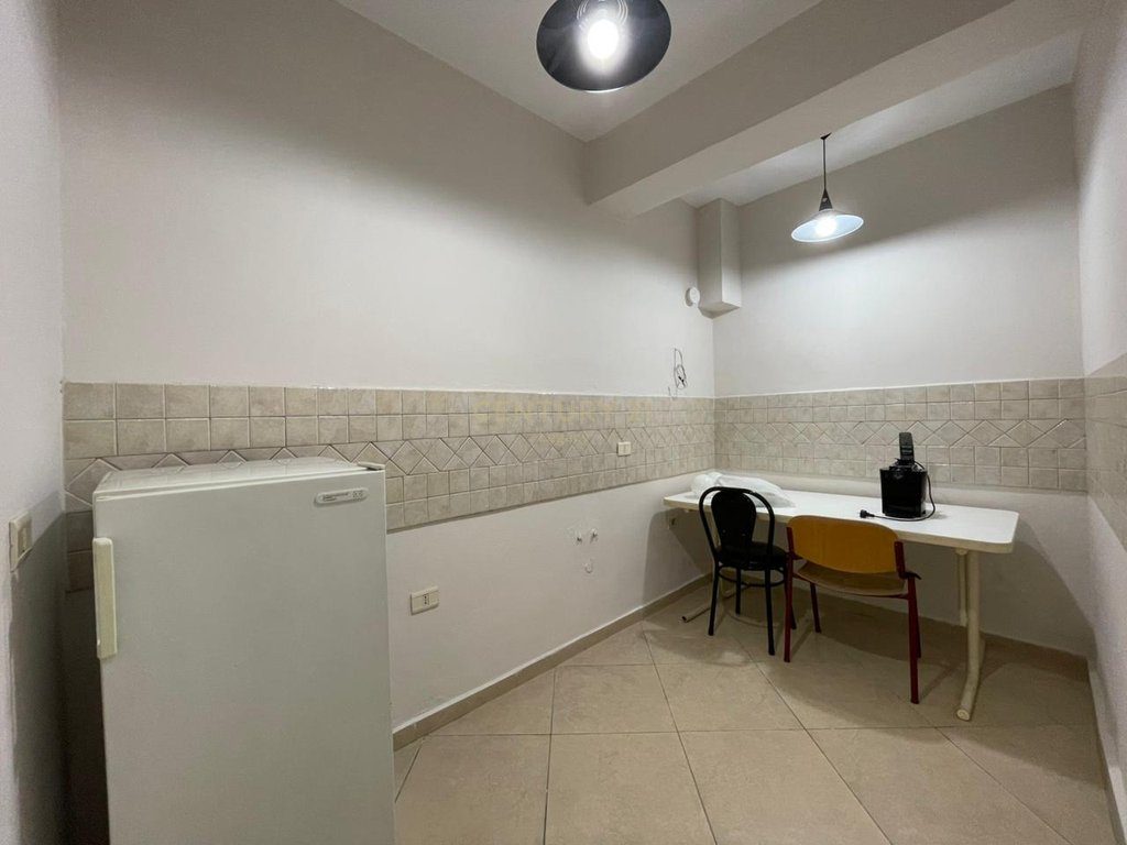Jepet apartament Zyre 2+1+2 me qira tek Rr e Kavajes