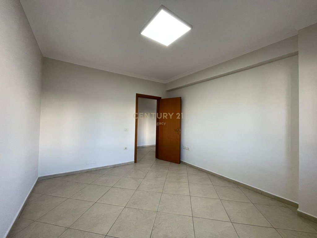 Jepet apartament Zyre 2+1+2 me qira tek Rr e Kavajes