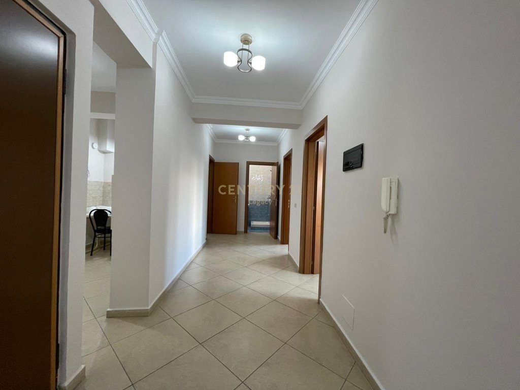 Jepet apartament Zyre 2+1+2 me qira tek Rr e Kavajes