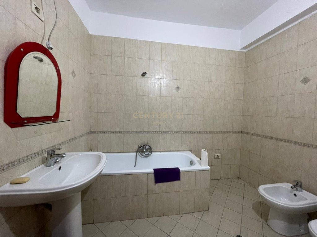 Jepet apartament Zyre 2+1+2 me qira tek Rr e Kavajes