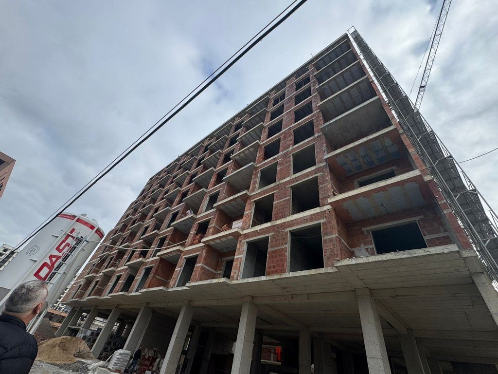 Ish Fusha e Aviacionit, Shitet Apartament 3+1+2 | Mundësi ndarje Dy Apartamente 1+1!