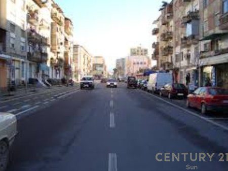 AMBIENT KOMERCIAL PER SHITJE PRANE RRUGES SE BARRIKADAVE!