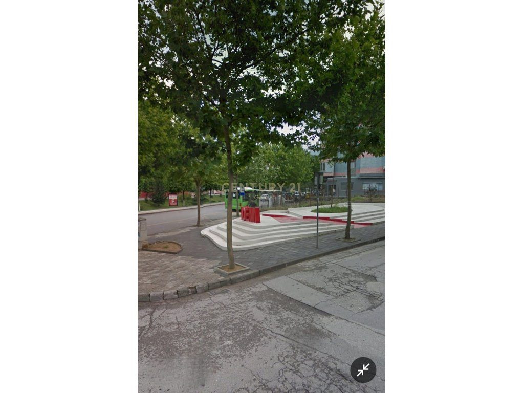 Shitet ambient komercial ne Bulevardin Bajram Curri, prane shkolles 1 Maji