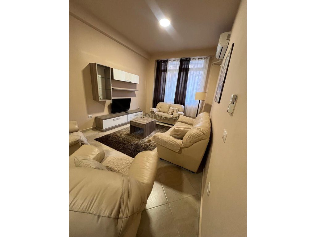 Jepet me qira  apartament 2+1  ne rrugen Muhamet Deliu ne fresk.