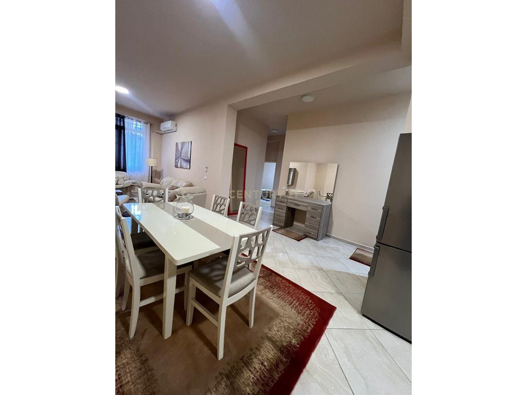 Jepet me qira  apartament 2+1  ne rrugen Muhamet Deliu ne fresk.