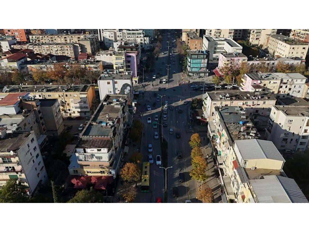 21 DHJETORI, SHESIM AMBIENT KOMERCIAL KATI 0!