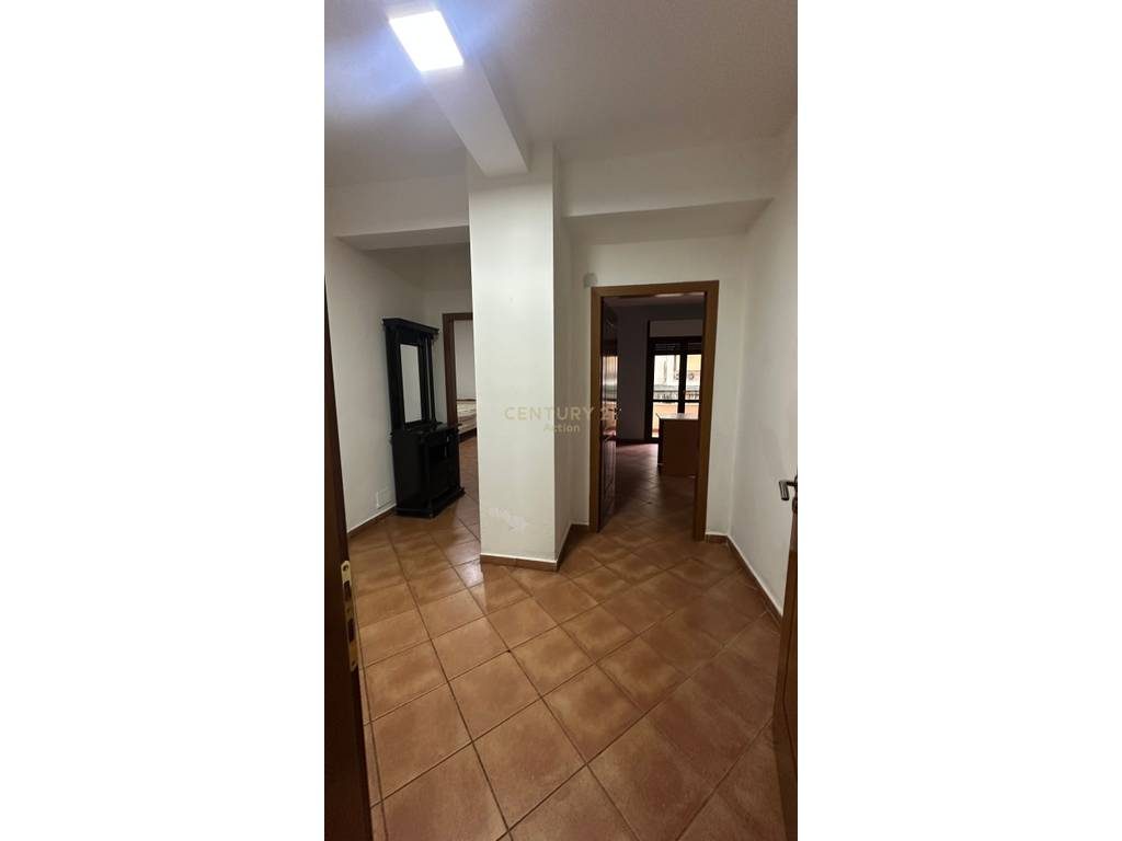 Jepet me qira 3+1 per zyre te Komuna e Parisit.