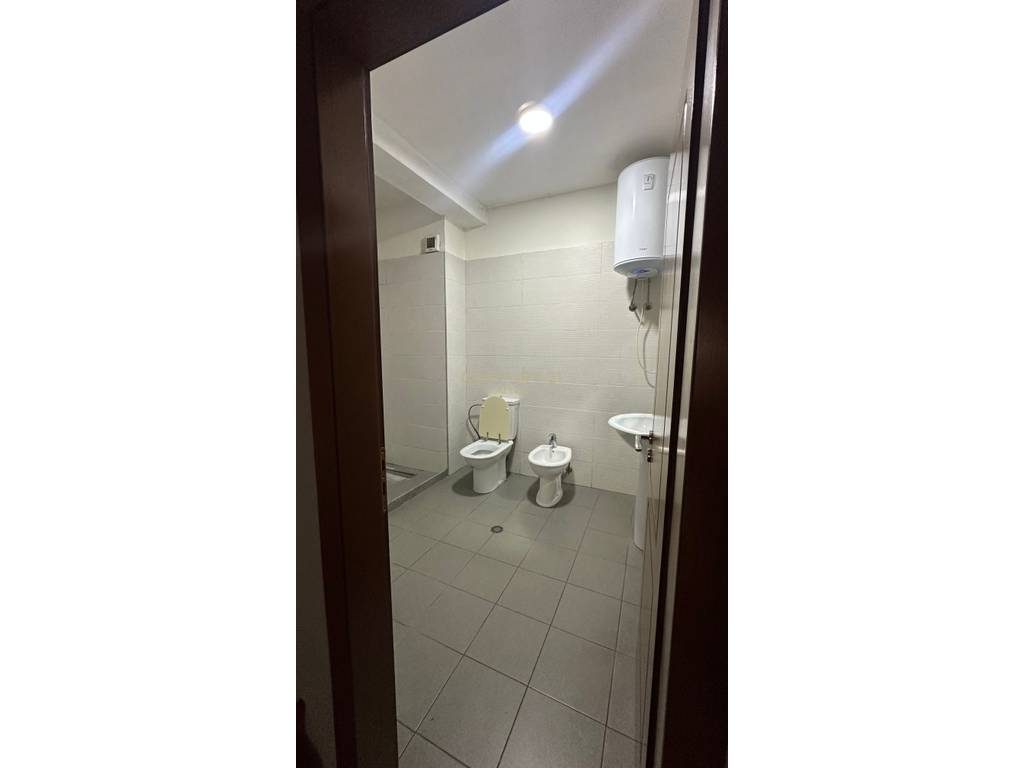 Jepet me qira 3+1 per zyre te Komuna e Parisit.