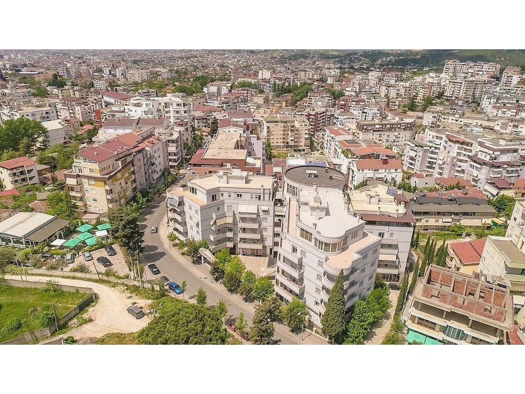 Fresk, Për Shitje - Njësi Shërbimi, Kati përdhe 303 m² !