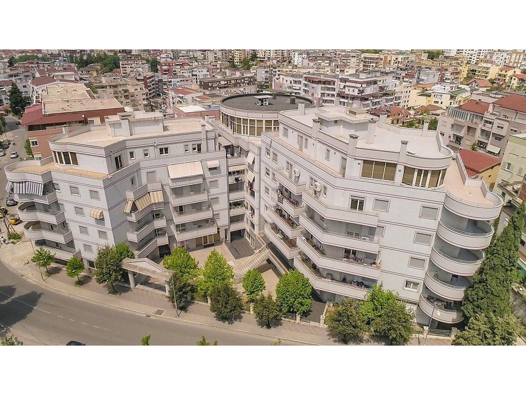 Fresk, Për Shitje - Njësi Shërbimi, Kati përdhe 303 m² !