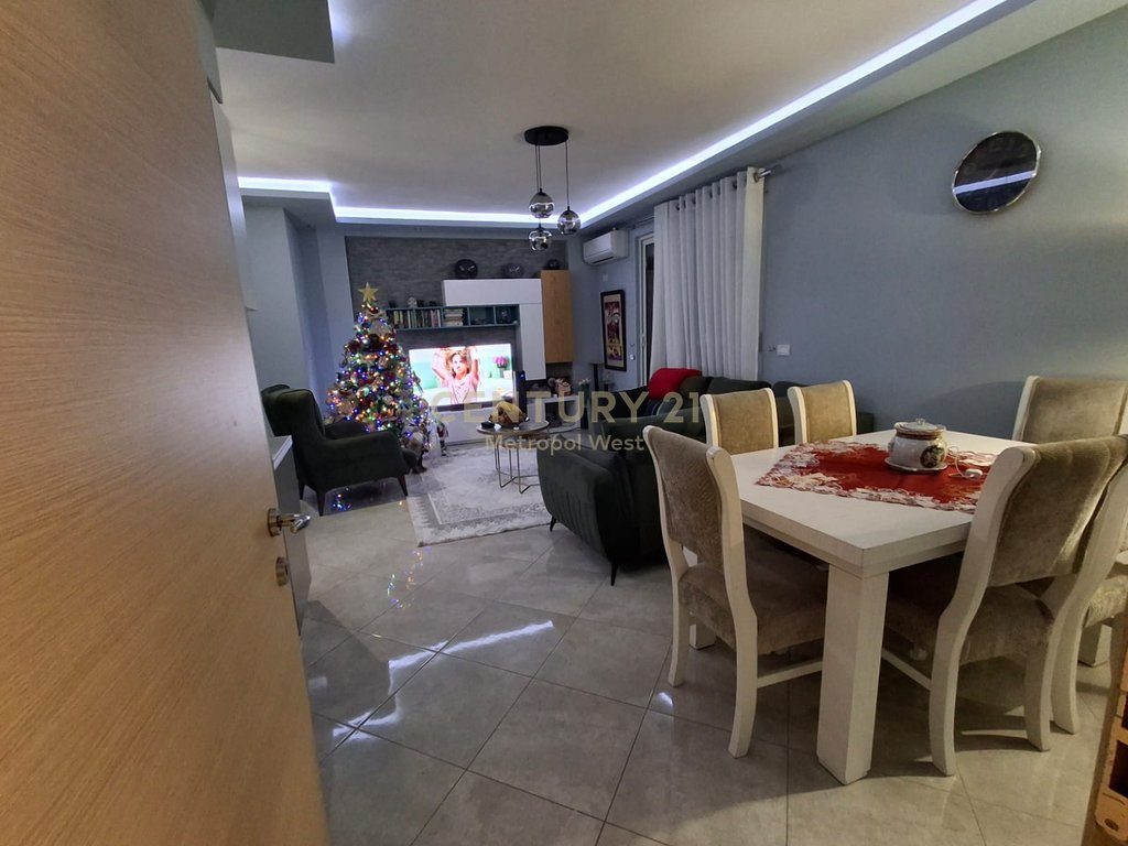 Apartament 2+1+2 tualete, me post parkimi në Shitje - Fresku Tiranë!