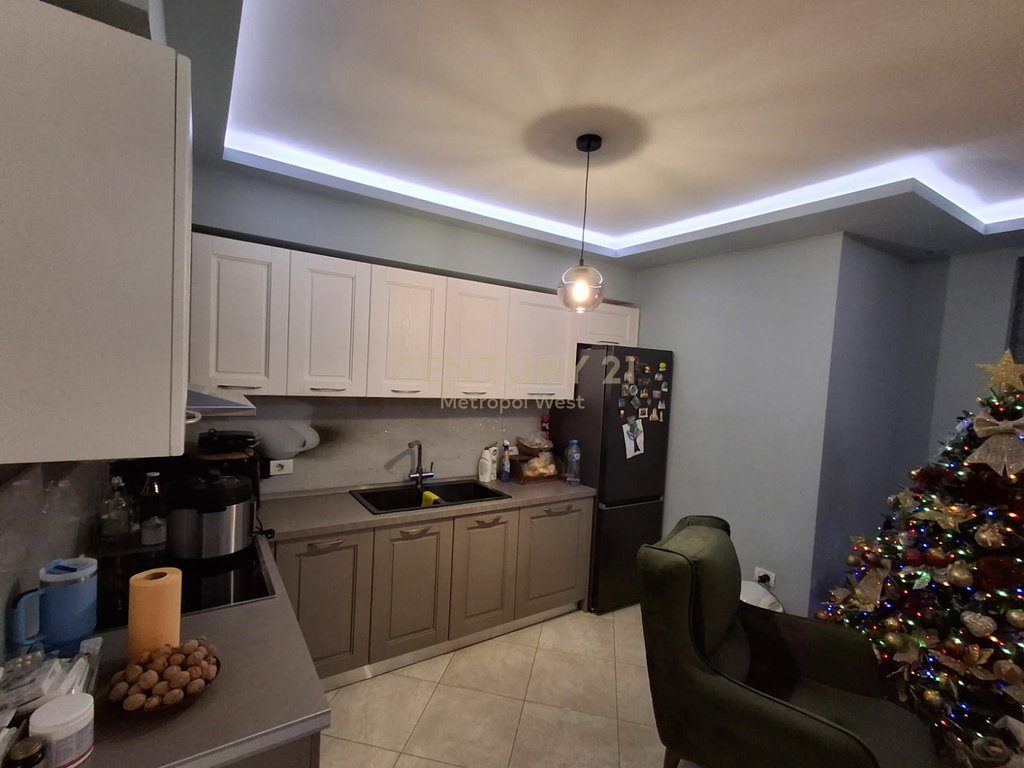 Apartament 2+1+2 tualete, me post parkimi në Shitje - Fresku Tiranë!