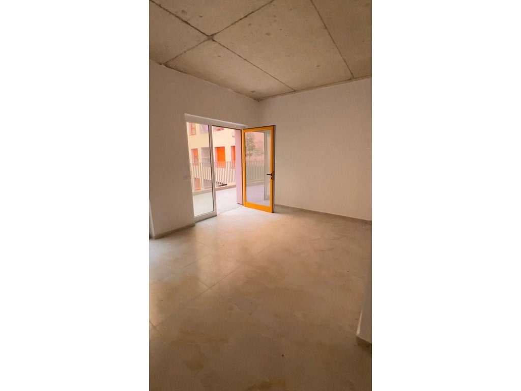 Ambient Komercial  Me Qira në Ali Demi Tek Kompleksi Mangalem, Tiranë