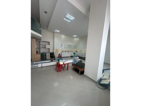 AMBIENT KOMERCIAL PER SHITJE !  ! ASTIR TIRANR !