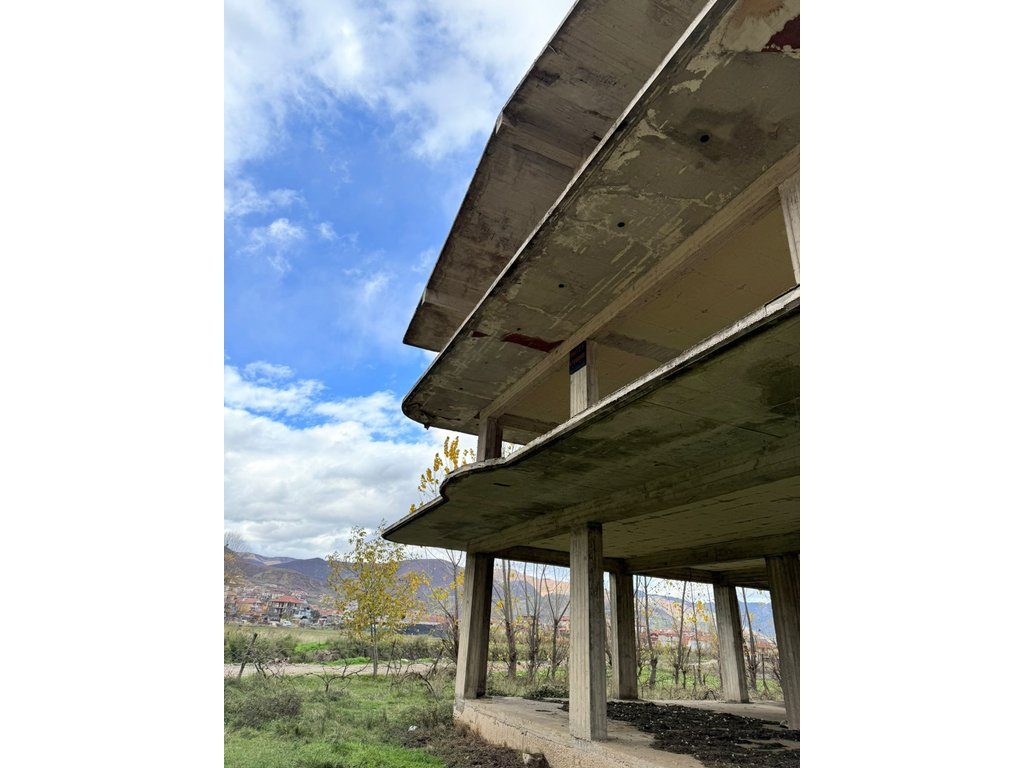 NDRTESË INVESTIMI + TOKË 700 m² NË BUÇIMAS!!!!!