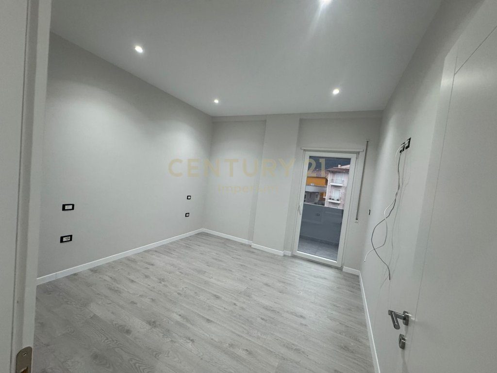 Apartament 1+1 me verandë në Kodrën e Priftit – i pabanuar, në godinë të re me ashensor