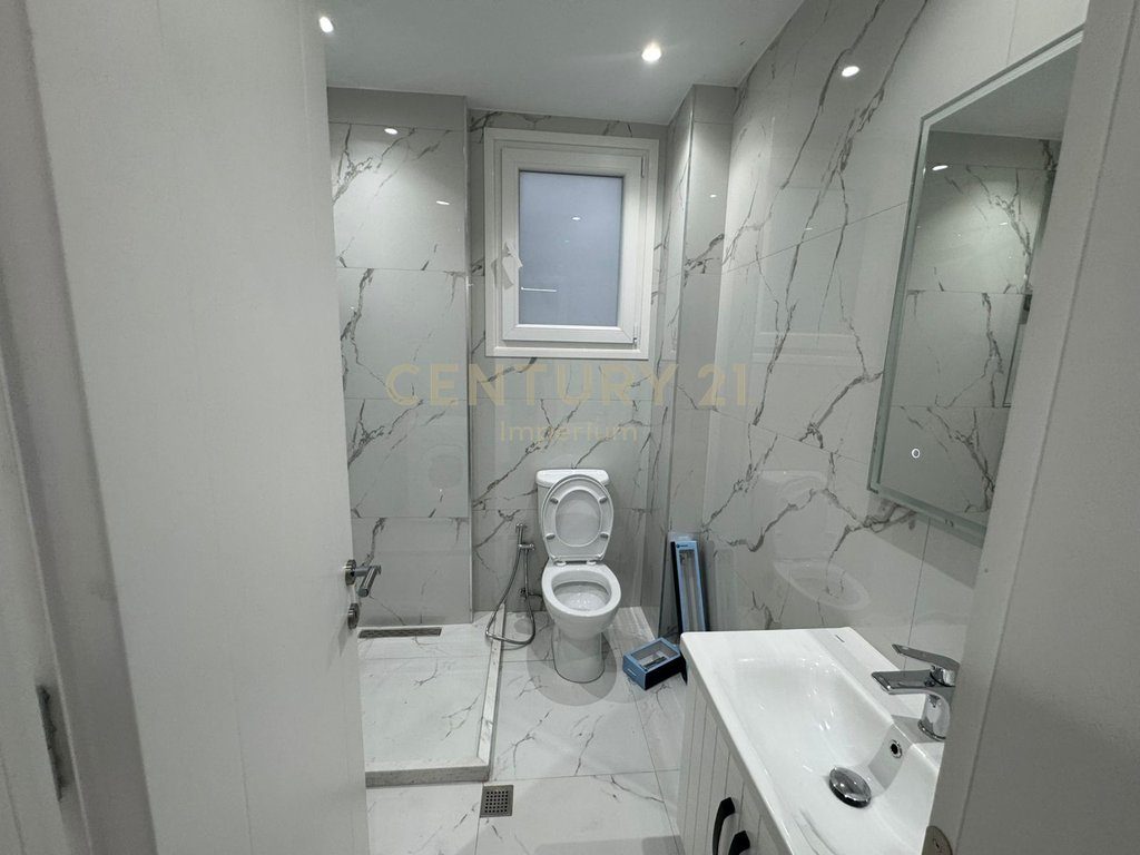 Apartament 1+1 me verandë në Kodrën e Priftit – i pabanuar, në godinë të re me ashensor