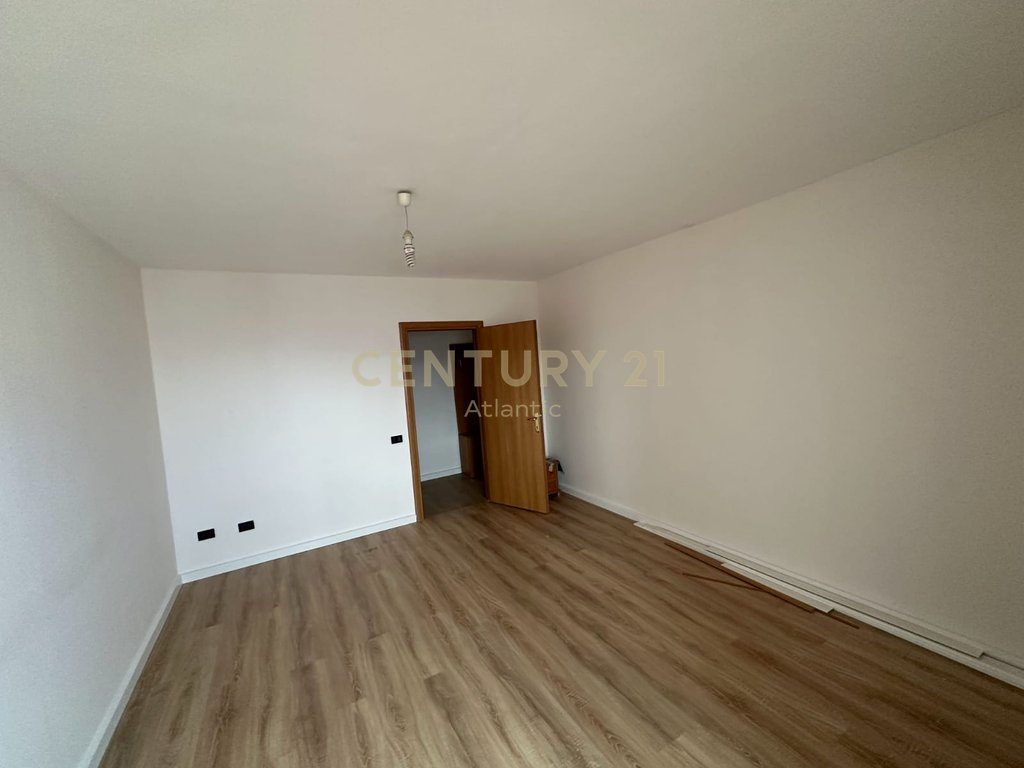 SHITET APARTAMENT 2+1 PRANE MARKATES DURRES!
