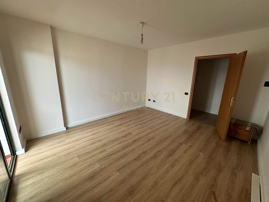 SHITET APARTAMENT 2+1 PRANE MARKATES DURRES!