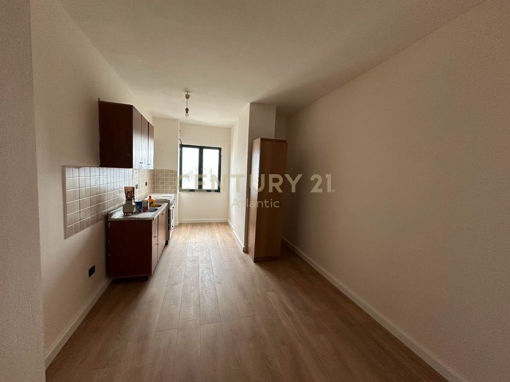 SHITET APARTAMENT 2+1 PRANE MARKATES DURRES!