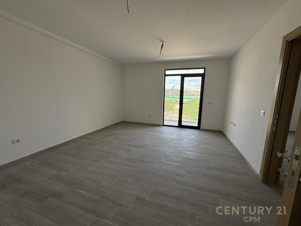 Shitet apartamentn 3+1, ne fund te rruges 5 Maji !