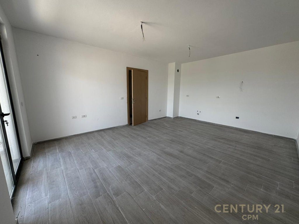 Shitet apartamentn 3+1, ne fund te rruges 5 Maji !