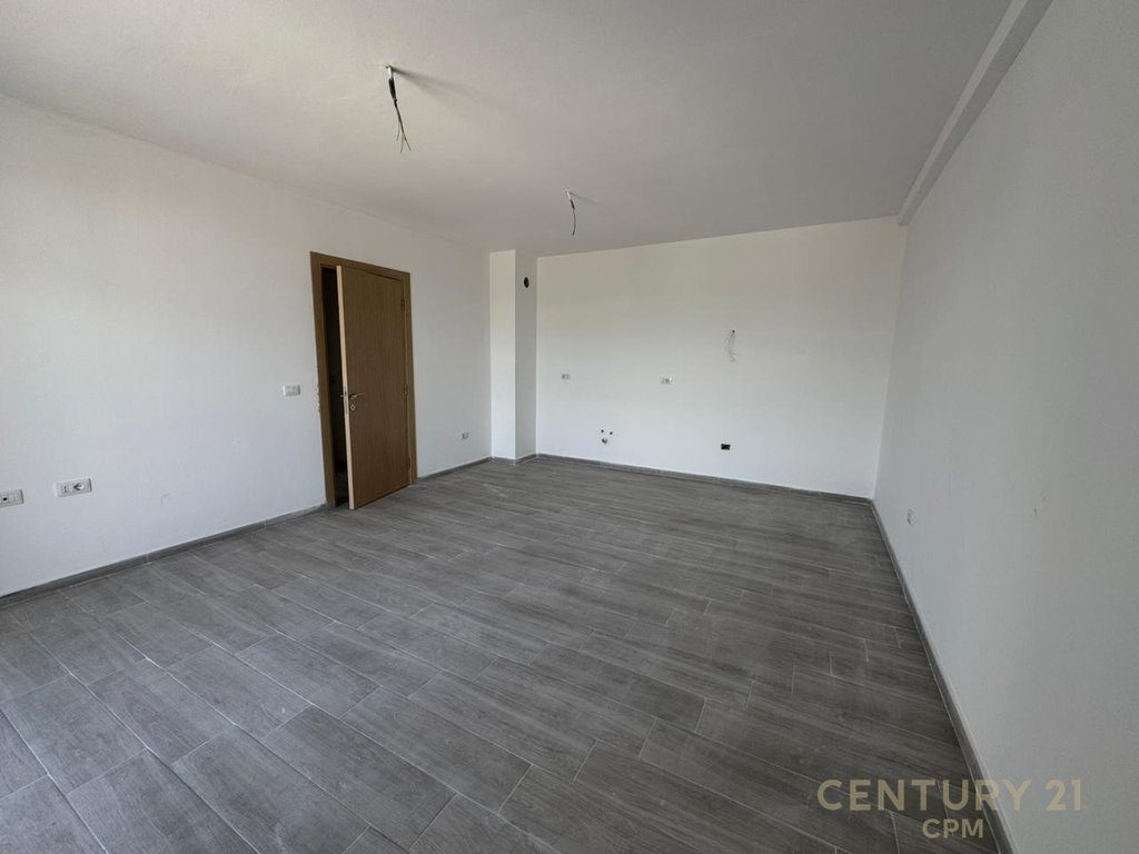 Shitet apartamentn 3+1, ne fund te rruges 5 Maji !
