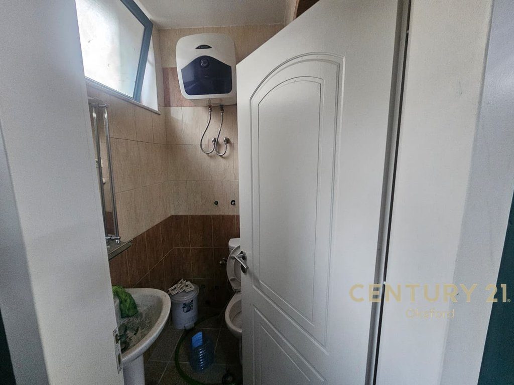 Ambient Komercial  Për Shitje tek Pallati Ish FSHF!
