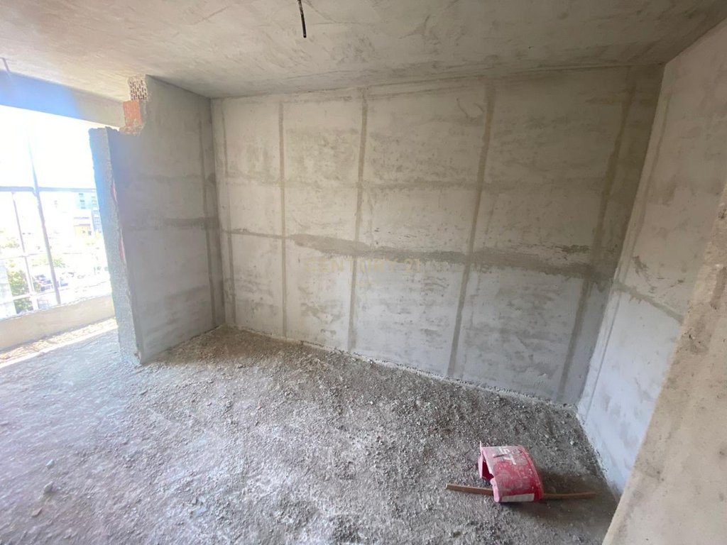 Shitet apartament 1+1 në një pallat të ri 10-katësh, në fazë përfundimi – përballë Report TV!